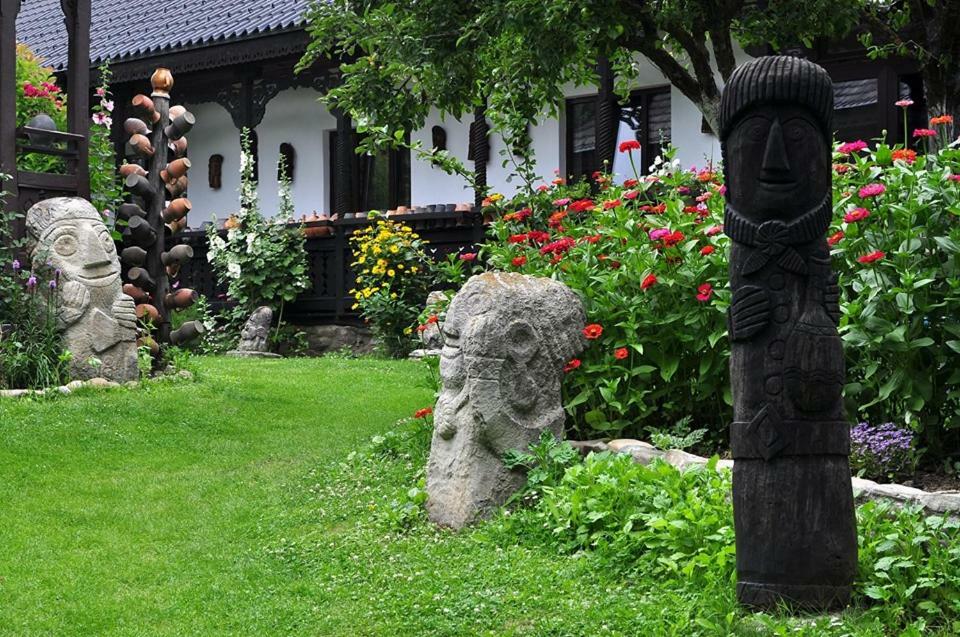 Bed & Breakfast Popamuseum Tarpesti Strada Muzeului Nr 28 Tîrpeşti Eksteriør bilde